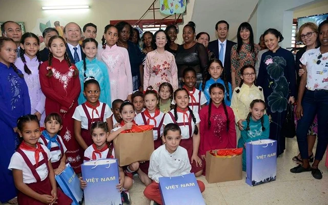  Ủy viên Bộ Chính trị, Bí thư Trung ương Ðảng, Trưởng Ban Dân vận Trung ương, Chủ tịch Hội Hữu nghị Việt Nam - Cuba Trương Thị Mai đến thăm Trường tiểu học Tío Ho tháng 2-2020.