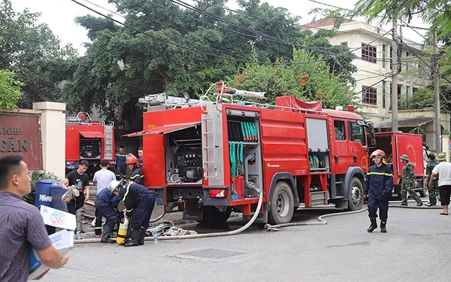  Cảnh sát PCCC tích cực chữa cháy tại kho xưởng may mặc ở tầng ba Công ty Song Ngân nằm trong khu công nghiệp Phú Thị, huyện Gia Lâm (Hà Nội). Ảnh: Phạm Hải