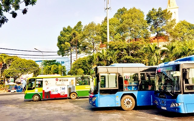  Sau mùa dịch Covid-19, xe buýt hoạt động trở lại nhưng vẫn vắng khách.