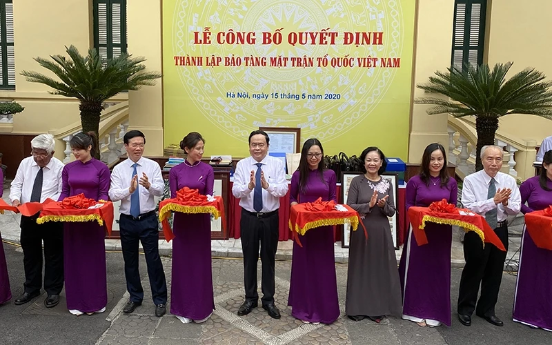 Các đại biểu cắt băng khai trương Bảo tàng Mặt trận Tổ quốc Việt Nam.