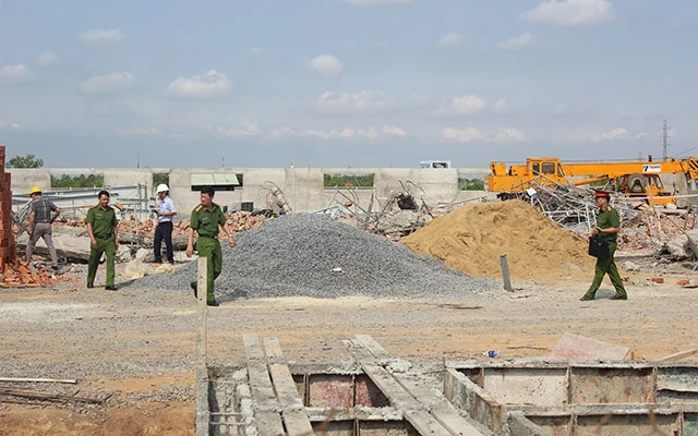 Cơ quan công an làm việc tại hiện trường vụ sập công trình xây dựng ở Đồng Nai.