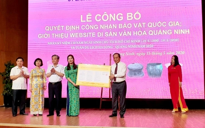 Lãnh đạo Bộ Văn hóa, Thể thao trao Quyết định công nhận bảo vật quốc gia cho Sở Văn hóa, Thể thao Quảng Ninh.