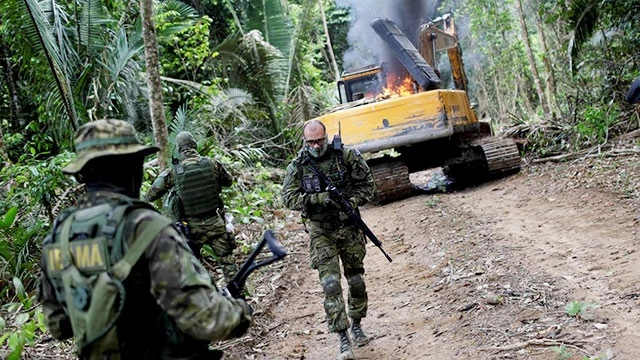 Binh sĩ Brazil phá hủy một phương tiện chặt phá rừng. Ảnh: REUTERS