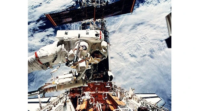 Phi hành gia NASA Kathy Thornton truy cập thiết bị sửa chữa Hubble trong nhiệm vụ năm 1993. Ảnh: NASA