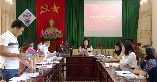 Hội đồng chọn SGK lớp 1 Trường Tiểu học Lê Hồng Phong.