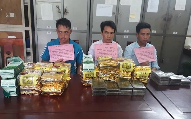 Các đối tượng bị bắt trong chuyên án mua bán trái phép chất ma túy xuyên quốc gia do Công an huyện Kỳ Sơn, Nghệ An vừa phá án thành công (Ảnh: Tuấn Minh).