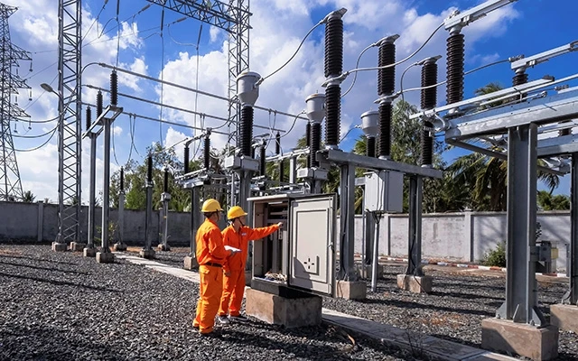 Kiểm tra vận hành trạm biến áp bảo đảm cấp điện tại Sóc Trăng.