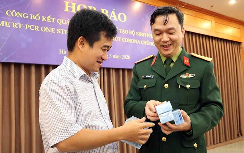 Ðại diện nhóm nghiên cứu Học viện Quân y và Công ty cổ phần công nghệ Việt Á giới thiệu bộ kít phát hiện vi-rút SARS-CoV-2.