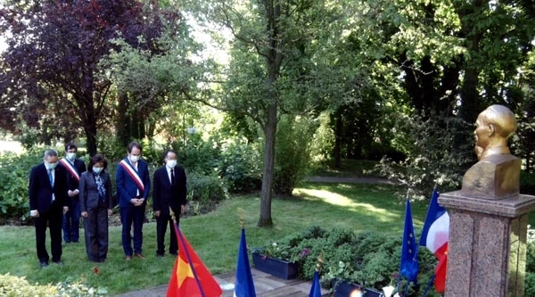 Kỷ niệm 130 năm Ngày sinh Chủ tịch Hồ Chí Minh tại Pháp 