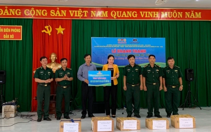 Cụm thi đua 4 - Công đoàn viên chức TP Hồ Chí Minh tặng quà cho đại diện Đồn Biên phòng Đắk Bô.