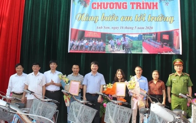 Tặng 275 xe đạp cho học sinh nghèo Anh Sơn 