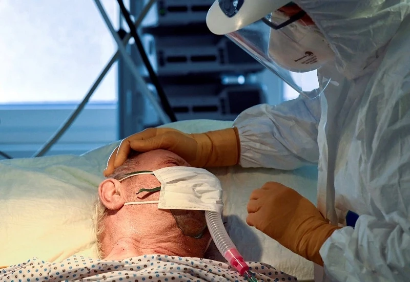 Nhân viên y tế túc trực bên cạnh một bệnh nhân Covid-19 trong phòng chăm sóc đặc biệt tại bệnh viện Circolo ở Varese, Italy ngày 9-4. Ảnh: Reuters.
