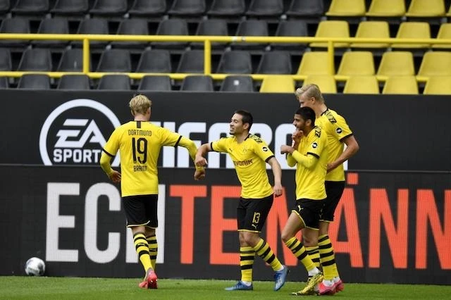 Các cầu thủ Borussia Dortmund ăn mừng bàn thắng bằng cách chạm khuỷu tay vào nhau