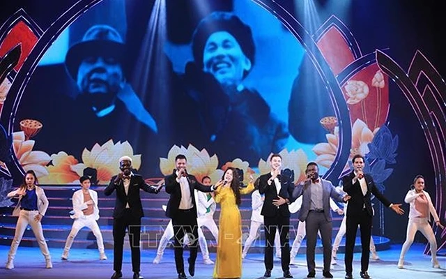 Các ca sĩ Việt Nam và nước ngoài thể hiện ca khúc về Bác (Ảnh: TTXVN).