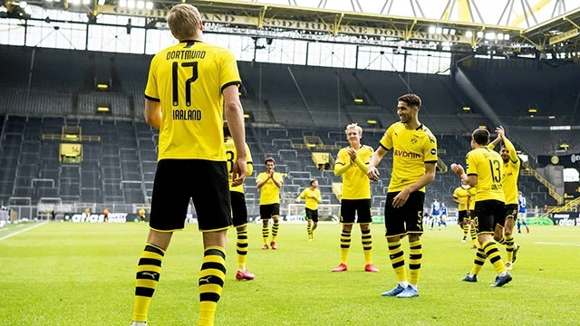 Pha ăn mừng đúng kiểu “giãn cách Covid” của các cầu thủ Borussia Dortmund.