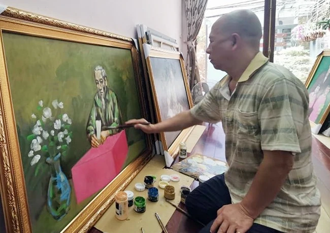 Họa sĩ Thái Hòa hoàn thiện tác phẩm tranh sơn dầu chân dung Bác Hồ.