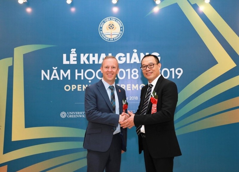 Đại sứ Vương quốc Anh tại Việt Nam, Gareth Ward, đến dự Lễ Khai giảng chương trình LKĐT giữa Học viện Tài chính và Trường Đại học Greenwich (UK) tại Nhà hát lớn Hà Nội năm học 2018-2019.
