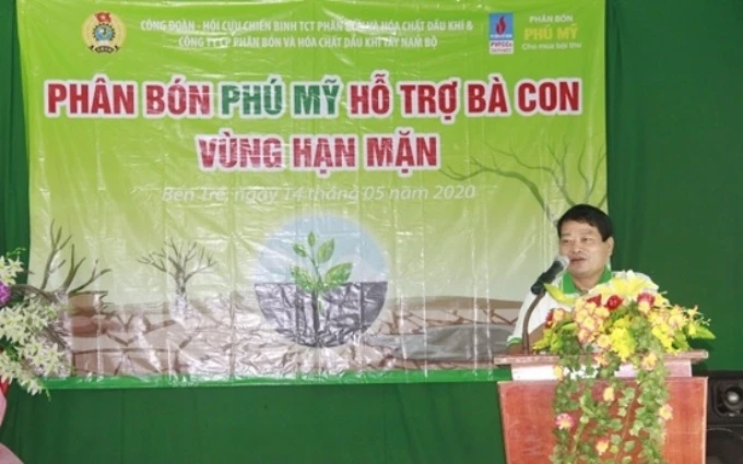 Ông Tống Xuân Phong, Chủ tịch Công đoàn PVFCCo phát biểu trong buổi tặng quà cho bà con.