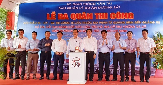 Thứ trưởng Nguyễn Ngọc Đông và các đại biểu phát lệnh ra quân thi công gói thầu xây lắp số XL-CY-06.
