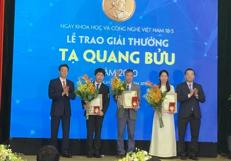 Phó Thủ tướng Vũ Đức Đam và Bộ trưởng KH-CN Chu Ngọc Anh cùng ba tác giả nhận Giải thưởng Tạ Quang Bửu 2020.