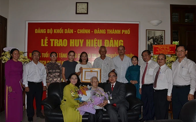 Đồng chí Nguyễn Thiện Nhân cùng các lãnh đạo thành phố chúc mừng đồng chí Ngô Thị Huệ nhận Huy hiệu 85 tuổi Đảng.
