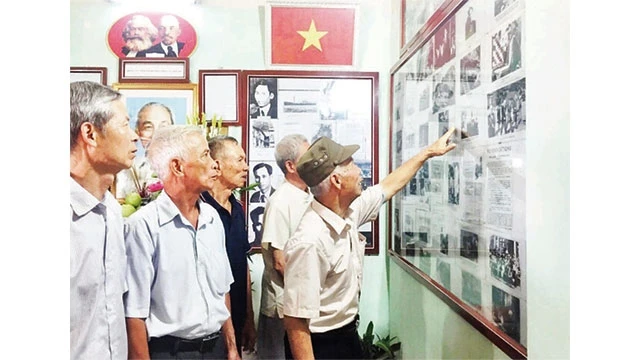 Người dân và du khách tham quan phòng lưu niệm Bác Hồ của ông Trần Văn Cao ở thôn Đại Phẩm, xã Đại Yên, huyện Chương Mỹ. Ảnh: THANH THỦY