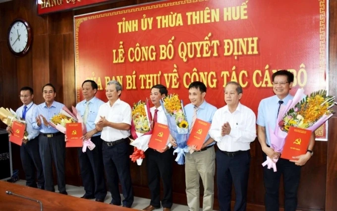 Lãnh đạo Thường trực Tỉnh ủy trao Quyết định của Ban Bí thư và tặng hoa chức các đồng chí tham gia Ban Chấp hành Đảng bộ tỉnh Thừa Thiên Huế, nhiệm kỳ 2015-2020.