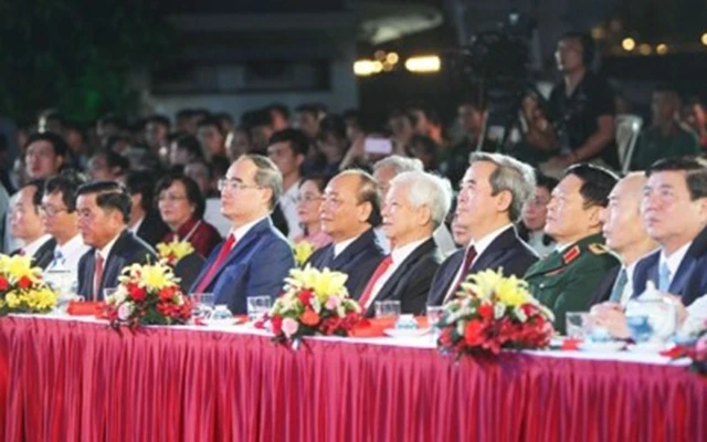 Thủ tướng Nguyễn Xuân Phúc và các đại biểu tham dự chương trình tại điểm cầu Bến Nhà Rồng, TP Hồ Chí Minh. Ảnh: THANH VŨ (TTXVN)