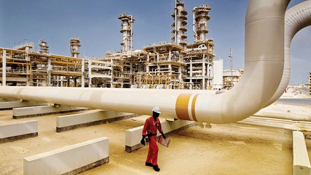 Saudi Arabia và Kuwait nhất trí ngừng khai thác chung tại mỏ dầu Al-Khafji. Ảnh: AP