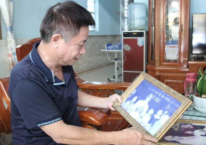 Cựu chiến binh Hồ Quảng Thu bên bức ảnh kỷ niệm chụp cùng Bác.