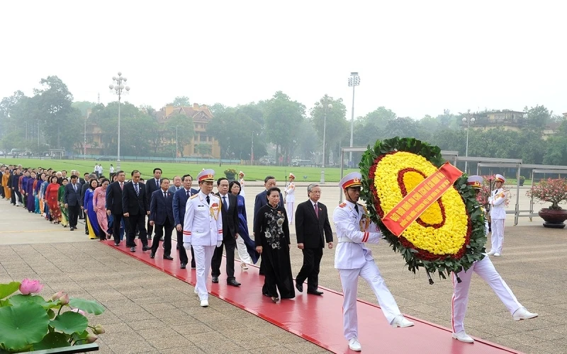 Đoàn đại biểu lãnh đạo Đảng, Nhà nước, Mặt trận Tổ quốc Việt Nam cùng các đại biểu Quốc hội đến đặt vòng hoa và vào Lăng viếng Chủ tịch Hồ Chí Minh. 