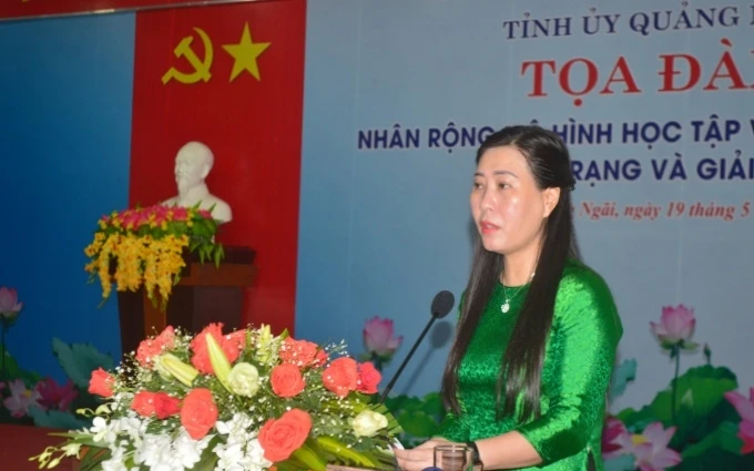 Đồng chí Bùi Thị Quỳnh Vân, Ủy viên Dự khuyết T.Ư Đảng, Phó Bí thư Thường trực Tỉnh ủy Quảng Ngãi phát biểu tại buổi tọa đàm. 