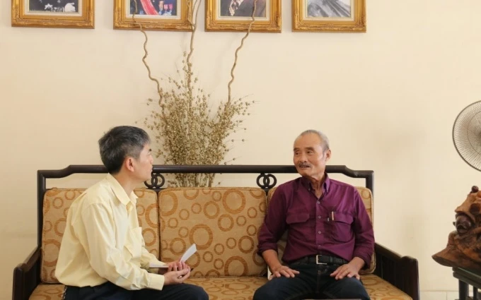 Ông Vinaythong Xuphanuvong (phải) bồi hồi nhớ lại những lần được gặp Chủ tịch Hồ Chí Minh.