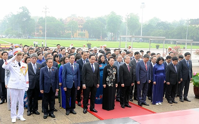 Các đại biểu vào Lăng viếng Chủ tịch Hồ Chí Minh. Ảnh: ÐĂNG KHOA