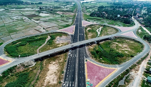Tuyến cao tốc Hạ Long - Hải Phòng kết nối Quảng Ninh - Hải Phòng - Hà Nội, góp phần đẩy mạnh thu hút đầu tư, phát triển kinh tế - xã hội.