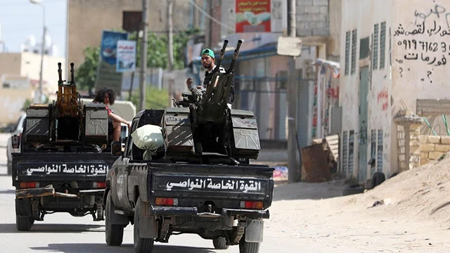 Lực lượng LNA đẩy mạnh tiến công nhằm giành quyền kiểm soát Tripoli. Ảnh: REUTERS