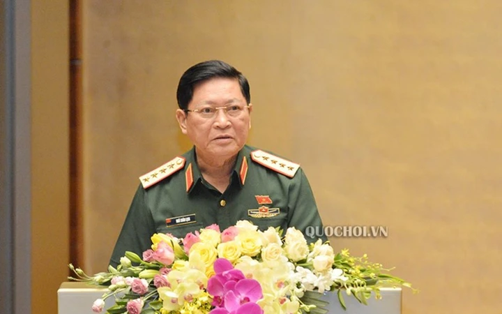 Bộ trưởng Quốc phòng Ngô Xuân Lịch, thừa ủy quyền của Thủ tướng Chính phủ trình bày Tờ trình về dự án Luật Biên phòng Việt Nam. Ảnh: Quochoi.vn
