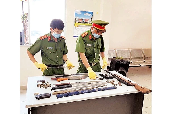 Công an quận Bình Thạnh kiểm đếm số vũ khí, công cụ hỗ trợ do người dân giao nộp.