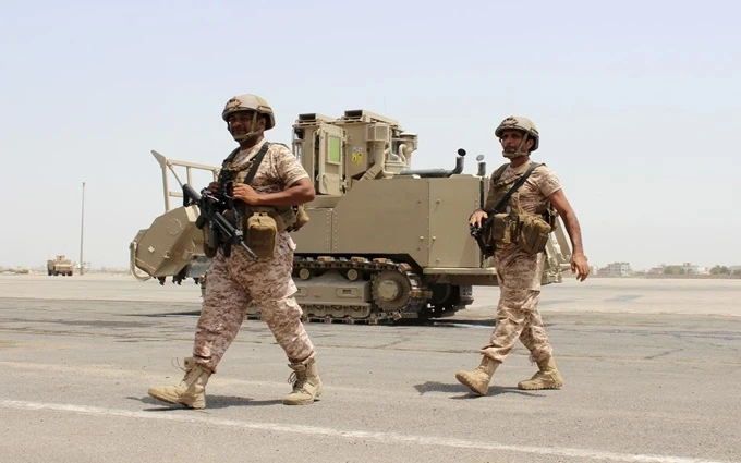 Binh sĩ UAE tại sân bay ở TP Aden, phía nam Yemen, ngày 12-8-2015. (Ảnh: Reuters)