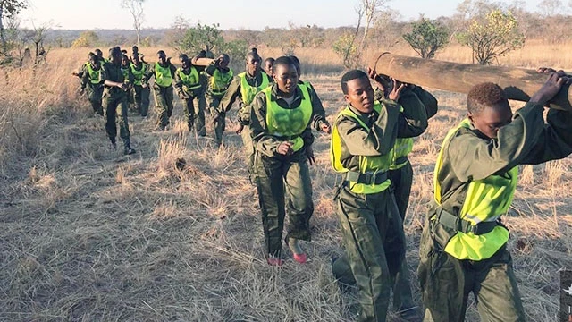 Một hoạt động huấn luyện của đội nữ kiểm lâm Akashinga. Ảnh: AFP