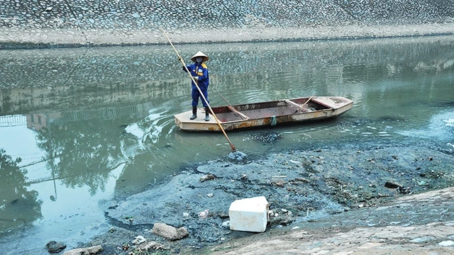 Nhiều dòng sông ở Hà Nội đang trong tình trạng ô nhiễm nặng nề. Ảnh: NAM ANH