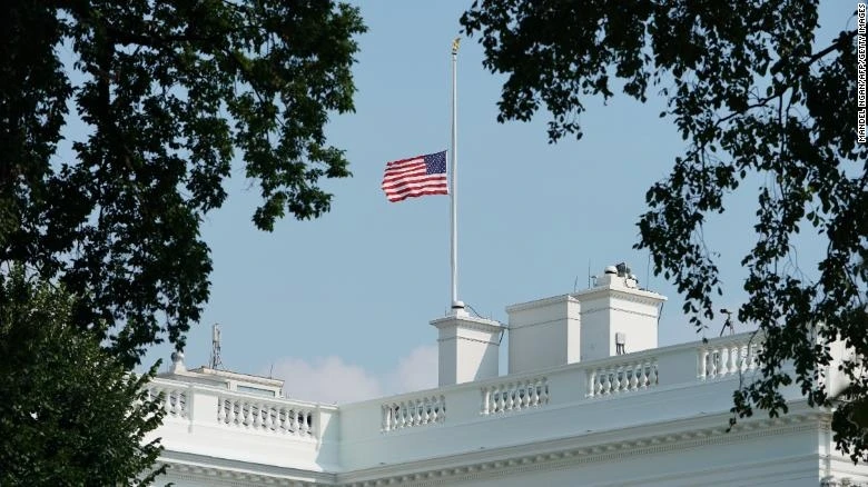 Tổng thống Mỹ Donald Trump đã yêu cầu treo cờ rủ để tưởng nhớ những công dân Mỹ tử vong vì đại dịch Covid-19 (Ảnh: CNN)