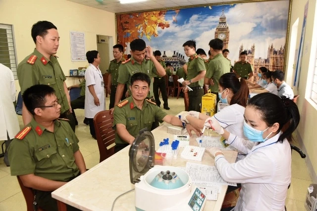 Gần 100 cán bộ, chiến sĩ Công an Nghệ An tham gia hiến máu.