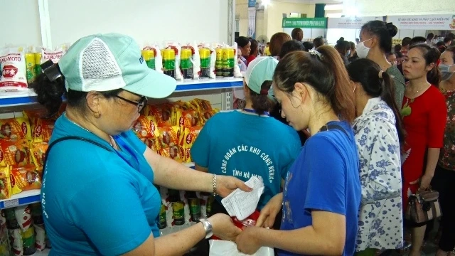 Các công nhân Khu công nghiệp Đồng Văn tham gia phiên chợ giá 0 đồng.