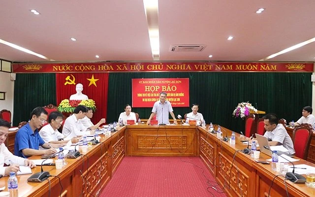Chủ tịch UBND huyện Lạc Sơn Nguyễn Ngọc Điệp phát biểu tại buổi họp báo ngày 22-5.