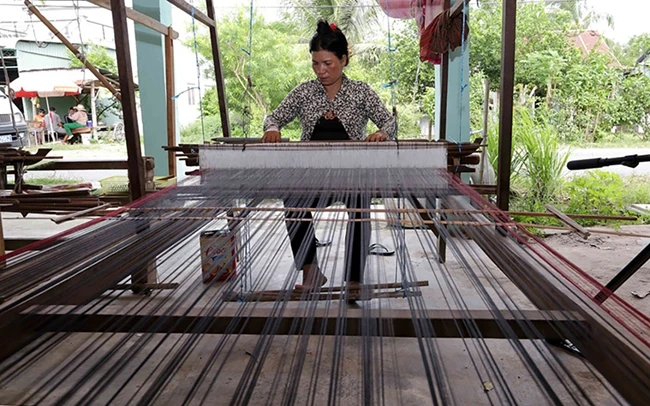Nhờ nguồn vốn vay từ Ngân hàng Chính sách xã hội, nhiều gia đình đồng bào dân tộc Khmer, xã Văn Giáo, huyện Tịnh Biên (An Giang) đầu tư làm nghề dệt vải, từng bước cho thu nhập ổn định. Ảnh: TRẦN VIỆT