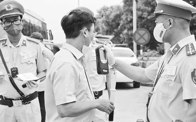 Cán bộ Cục Cảnh sát giao thông (Bộ Công an) kiểm tra nồng độ cồn của người điều khiển phương tiện giao thông tại đường cao tốc Hà Nội - Hải Phòng.Ảnh: DOÃN TUẤN