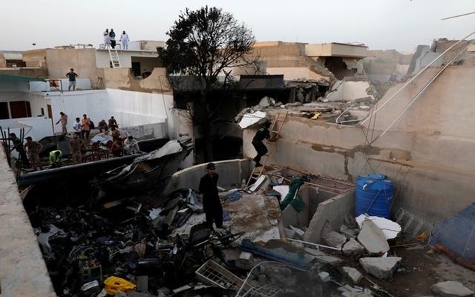 Một số ngôi nhà bị sập mái sau vụ rơi máy bay. (Ảnh: Reuters)