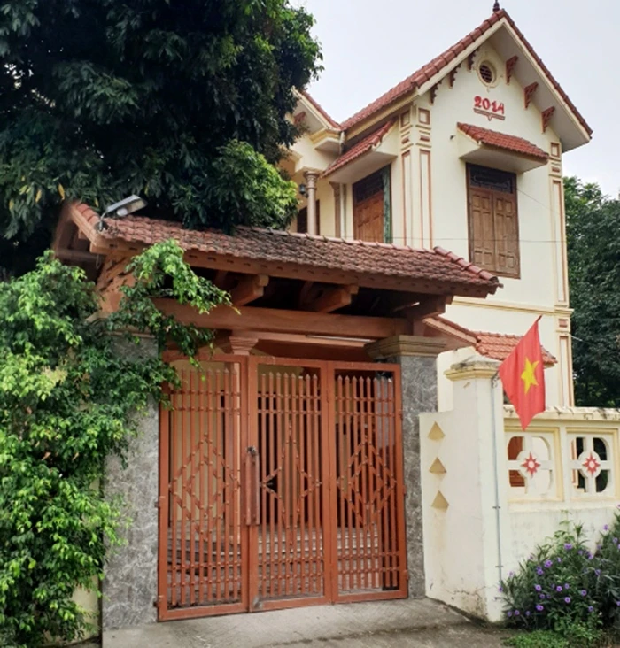 Đơn nguyên nhà ở của hộ "cận nghèo" ở xã Yên Thọ, huyện Yên Định khiến nhiều người dân hoài nghi.