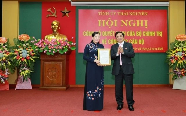 Đồng chí Phạm Minh Chính trao quyết định của Bộ Chính trị phân công đồng chí Nguyễn Thanh Hải giữ chức Bí thư Tỉnh ủy Thái Nguyên.